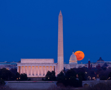 收获月亮上升，在华盛顿的国会大厦