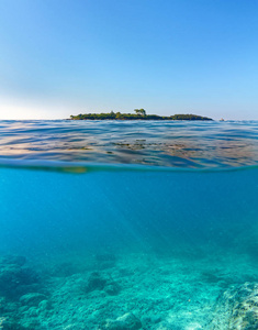 海景与海岛, 海表面和水下部分分裂由水线。Sturag 岛, 圣伊万岛, 亚得里亚海, 克罗地亚