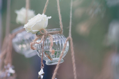 原来婚礼鲜花装饰的迷你花瓶形式和花束的吊在天花板上