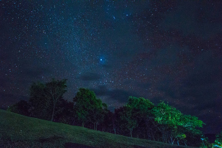 星在晚上在树之上, Samer 道在 Si 南国家