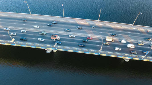 空中顶视图的桥梁道路汽车交通的车多，交通概念