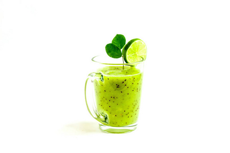 绿色健康鸡尾酒猕猴桃, 绿色苹果, 石灰和薄荷在白色背景视图的一个