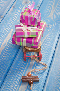 圣诞或其他庆典用五颜六色的丝带做的木制雪橇和包裹的礼物