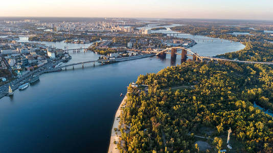基辅地平线, 第聂伯河河和 Truchaniv 岛上空鸟瞰, 乌克兰基辅城市日落