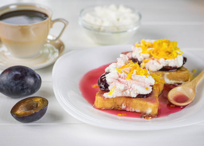 法式早餐, 配上奶油, 李子果酱和橙色的热情在白色的桌子上