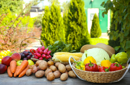 新鲜水果和蔬菜在木桌上