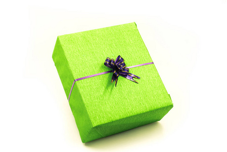 装饰礼品盒与紫色弓和绉包装。生日快乐。圣诞快乐, 新年愉快