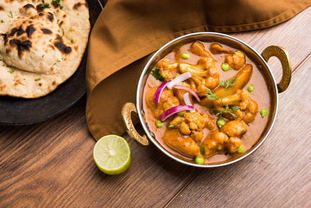 煨戈壁替是一个著名的印度咖喱菜与土豆和花椰菜和青豆, 选择性重点