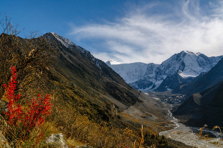 俄罗斯和哈萨克斯坦附近阿尔泰地区山 Belukha 的看法