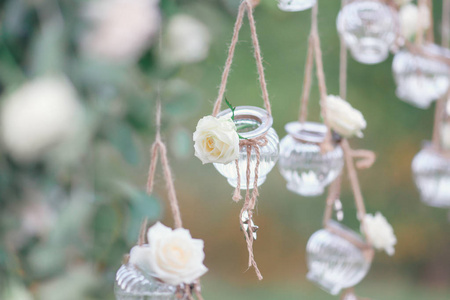 原来婚礼鲜花装饰的迷你花瓶形式和花束的吊在天花板上