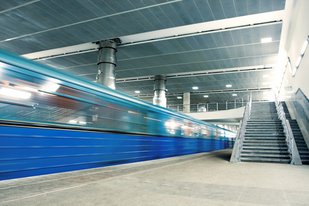 带楼梯的蓝色移动列车