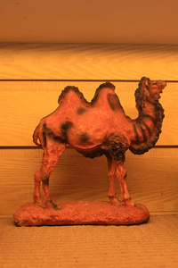 棕色骆驼木雕工艺品图片