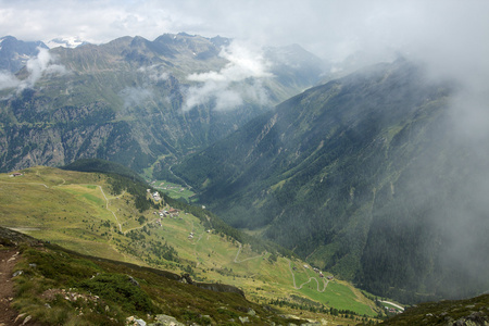 高山河谷