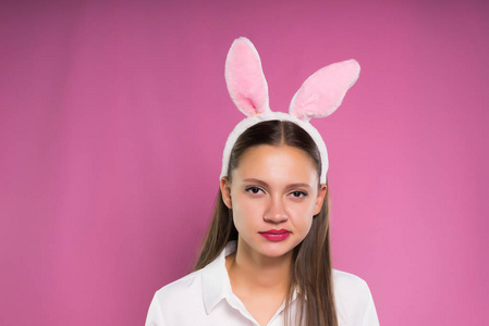 一个女孩在粉红色兔子耳朵不厌其烦地给期待