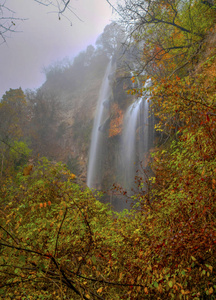 与山瀑布景观