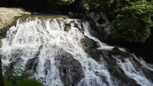 美丽的热带瀑布。印度尼西亚, 巴厘岛