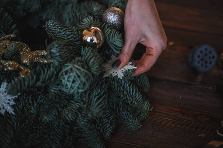 装饰用冷杉树枝和玩具准备圣诞花环