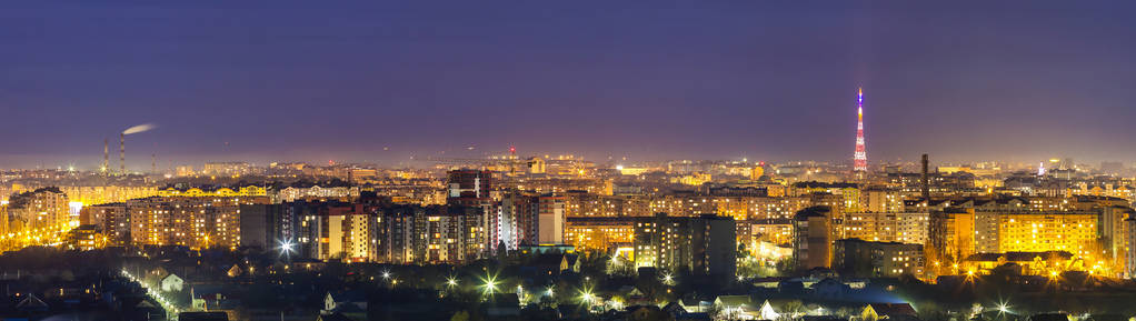 伊凡诺福兰科斯克市，乌克兰全景夜鸟瞰图