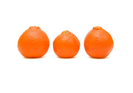 白色背景的三个橘子