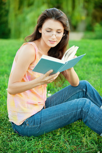 女学生读教科书。