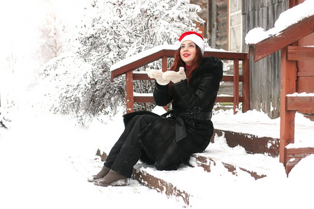 美丽的女孩在冬天下雪天