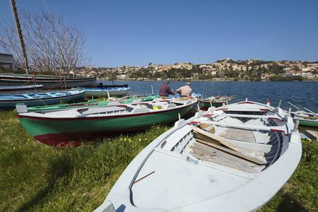 意大利西西里岛墨西拿 Ganzirri 湖 渔民 木制渔船上岸