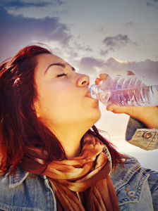 天然年轻女子饮用水