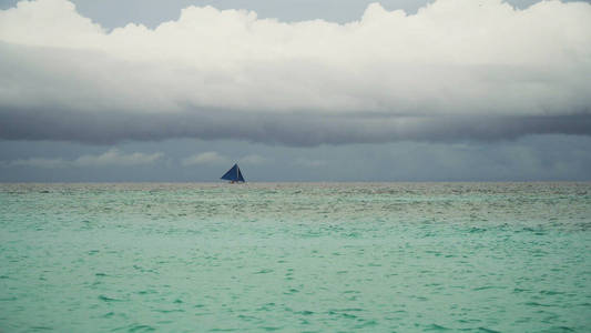 在蓝色的大海中的帆船。长滩岛岛菲律宾