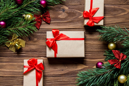 新年前夕和圣诞主题与松树金属箔的木背景与可爱的礼品盒博览会