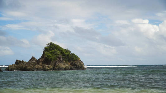 地处热带的海滩，蓝色的天空，云。卡坦端内，菲律宾