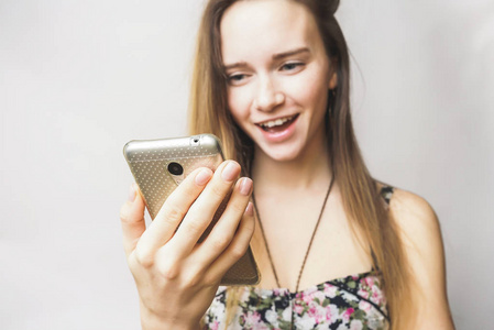 电话使自拍照搞笑幸福年轻女人
