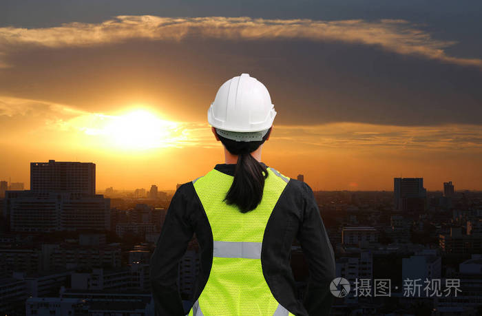 曼谷城市背景下建筑女工反对日落的背影
