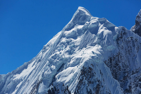 美丽的山川风景在科迪勒拉瓦，秘鲁，南美洲