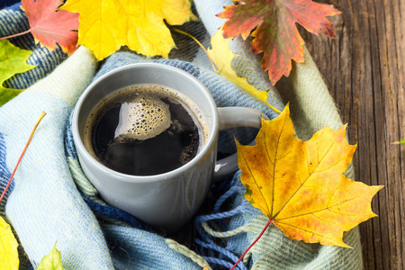 静物一杯咖啡和秋叶格子