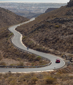 大加那利岛山上的一辆红色汽车弯曲的蜿蜒道路