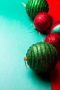 圣诞舞会上的绿色和红辣椒背景。圣诞贺卡。圣诞快乐。顶部视图。复制空间。简约理念