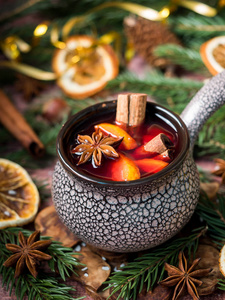 圣诞热酒与肉桂, 橙和八角在陶瓷碗与冬季装饰品