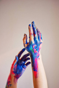 艺术家用薄薄的画笔蘸上明亮的荧光丙烯酸颜料。蓝色, 粉红色, 绿松石。创意的概念, 灵感