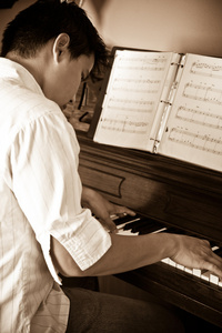 亚洲人弹钢琴