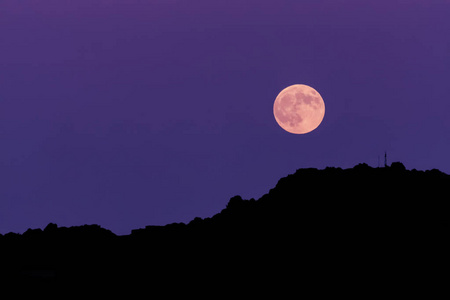 满月的紫外线天空图片