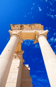 阿波罗圣所的柱子与蓝天相反