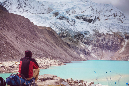 徒步旅行在科迪勒拉山系，秘鲁的场景