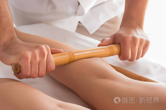 详细的手按摩人体小腿肌肉治疗师对女性腿施加压力