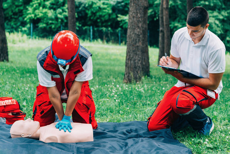 男女 cpr 在户外的 cpr 实践