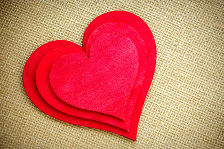 在粗麻布织物上的心脏。情人节和爱的概念