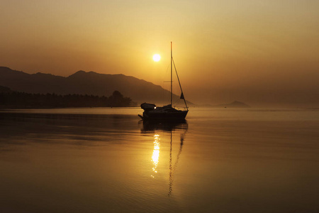 泰国的通萨拉海滩, 日落时的帆船
