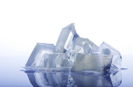 加入饮料用的小方冰块 ice cube的名词复数 