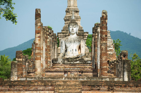 泰国 Sukhotai 历史公园玛哈泰寺主要礼拜堂遗址的尊尊佛像