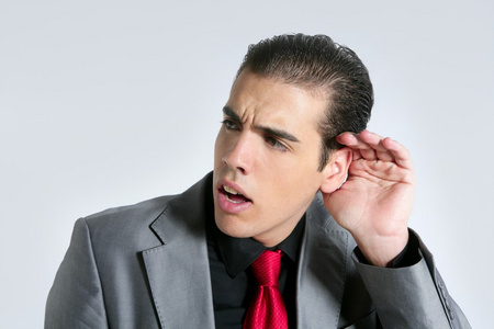 商人手拿耳朵作为耳聋的征兆