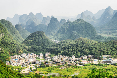 阳朔风景秀丽的喀斯特峡谷景观